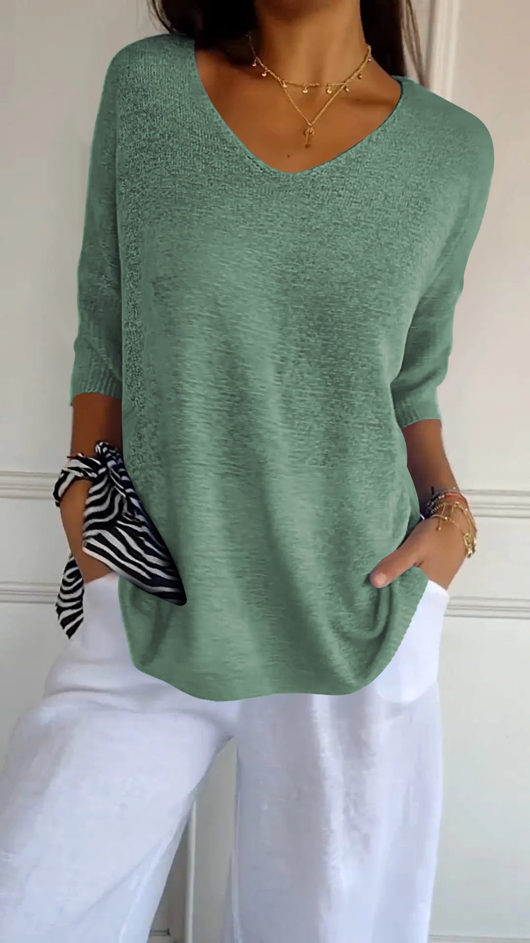 Suzie | Timeless V-Neck Top